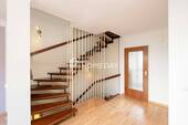 Flur mit Treppe - 
