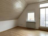 Helle Wohnung im DG - Hier wohnen Sie richtig, mitten in der Stadt, neu sanierte 2,5 Zimmer-Wohnung