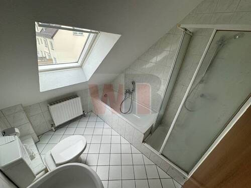 Bad mit Wanne und Dusche - 