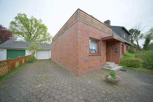 Einfahrt mit Garage - 