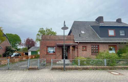 Frontansicht - 7 Zimmer Doppelhaushälfte zum Kaufen in Bremen