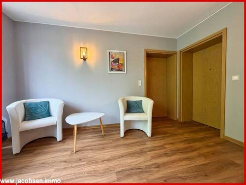 Treppenhaus und Wohnungseingang - 