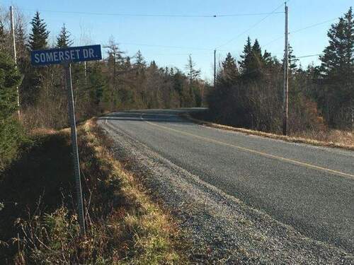 Öffentliche Straße - ganzjährig befahrbar - Grundstück in Sable River