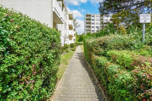 Zuweg zum Eingang - Etagenwohnung mit 110,00 m² in Weinheim zum Kaufen