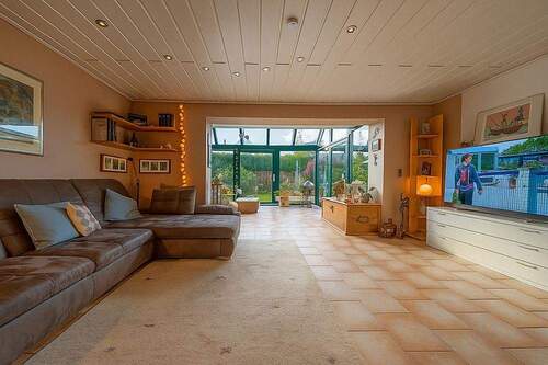200-8587_Wohnzimmer_gestaged - 5 Zimmer Einfamilienhaus in Kölln-Reisiek