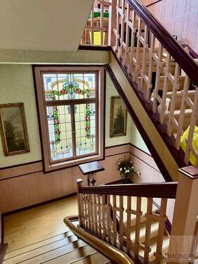 Treppenhaus mit dekorativem Bleiglasfenster - Mehrfamilienhaus, Wohnhaus in Rudolstadt