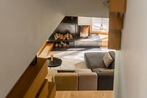 Blick auf Wohnbereich mit Kamin - 