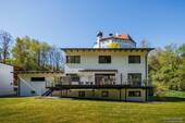 Hausansicht vom Garten - Modern. Naturnah. Exklusiv. - Traumhaus mit Bachlauf und großzügiger Sonnenterrasse