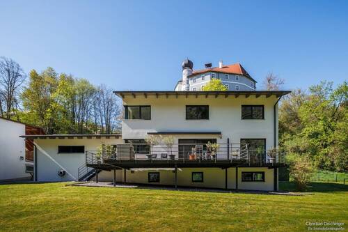 Hausansicht vom Garten - Modern. Naturnah. Exklusiv. - Traumhaus mit Bachlauf und großzügiger Sonnenterrasse