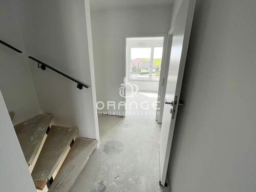 Links eine kleine Nische, vielleicht für einen weiteren Schrank? - 