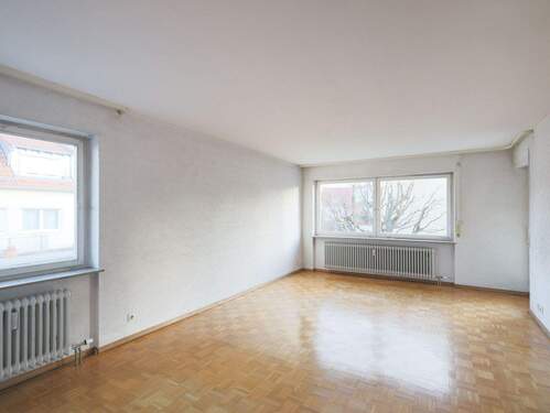 Geräumiges Wohnzimmer mit Balkonzugang und Parkettboden - Gestalten Sie Ihr Wohnglück: 3,5 Zimmer mit Potenzial, zwei Sonnenbalkonen und Garage