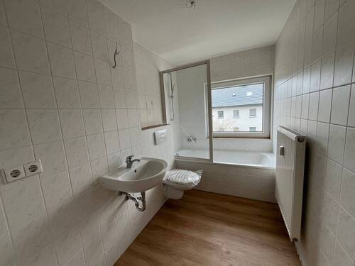 neu saniertes Bad mit Wanne.jpg - 2 Zimmer Etagenwohnung in Chemnitz