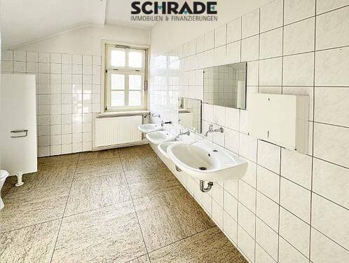 ...auch mit Sanitär ausgestattet - 
