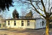 ...dazu ein weiteres massives Gebäude - 