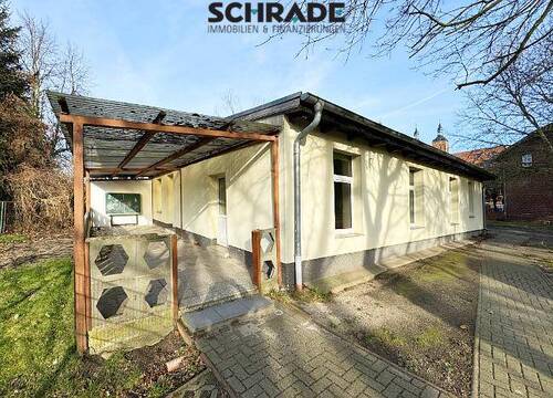 ...mit überdachter Terrasse und 2 Eingängen - 