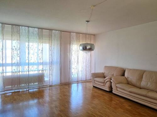 Großer Wohnbereich - 4 Zimmer Etagenwohnung in Pforzheim