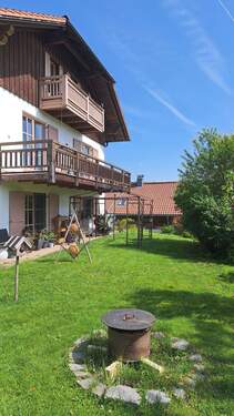 Außenansicht Garten mit Balkonen und Terrasse - 