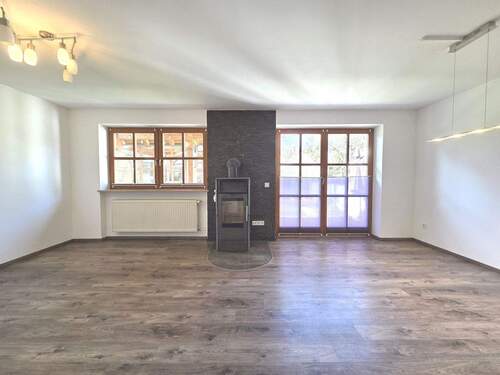 Wohnzimmer - 4 Zimmer Mehrfamilienhaus, Wohnhaus in Kumhausen