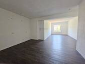 Wohnzimmer mit Küche - Großzügige helle 3- Raum-Wohnung