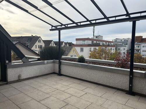 Dachterrasse - Hochwertig modernisierte 4-Zimmer-Wohnung mit großer Dachterrasse und zwei Garagen