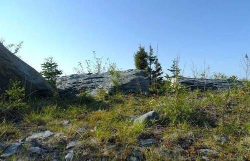 Natürliche Felsformationen auf dem Grundstück - 