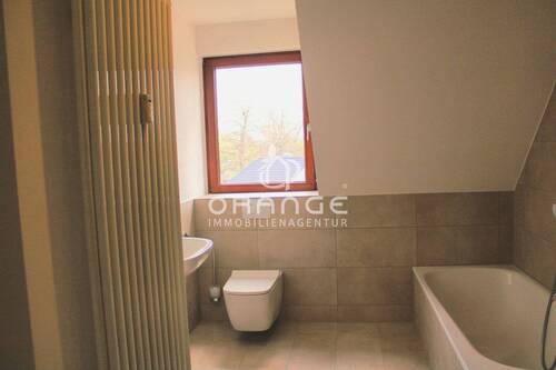 Bad mit Wanne und Dusche - 3 Zimmer Etagenwohnung in Neumarkt i.d.OPf.