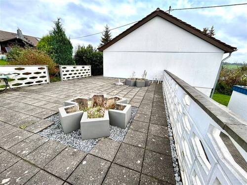 Terrasse - 4 Zimmer Mehrfamilienhaus, Wohnhaus in Illingen