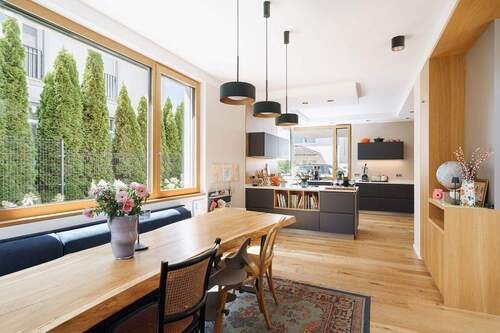 Offener Küchen- und Essbereich mit großen Fenstern neben dem Esstisch - Einfamilienhaus mit 330,00 m&sup2; in Groß Glienicke zum Kaufen