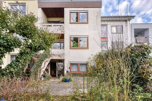 Hausansicht Süd-West - +++ sonnige SüdWest-Ausrichtung - idyllisch am Feld- & Waldrand - sanierungsbedürftiges 1-Fam.-RMH - inkl. Einzel-Ga...