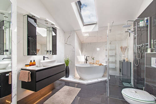 Elegantes Badezimmer mit freistehender Badewanne und Dusche - 