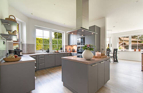 Stilvolle, offene Küche mit hochwertigen Siemens Geräten - 7 Zimmer Einfamilienhaus in Quickborn