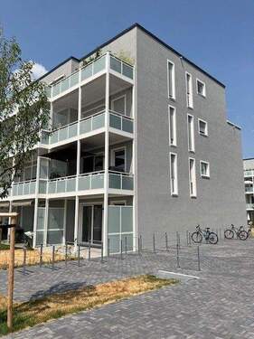 Seitenansicht eines Gebäudes der Wohnanlage - Geräumige 2-Zimmer-Erdgeschosswohnung mit kleinem Garten in Heppenheim