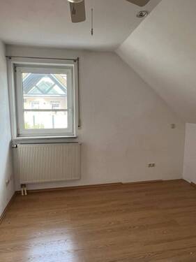 Helles Schlafzimmer mit Fenster - 3 Zimmer Etagenwohnung zum Kaufen in Zapfendorf