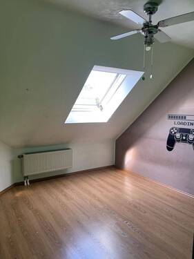 Helles Dachgeschosszimmer - 3 Zimmer Etagenwohnung in Zapfendorf