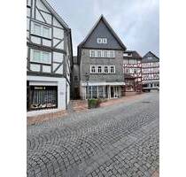 Preiswertes Ensemble aus 2 großen sanierten miteinander verbundenen Fachwerkhäusern mit über 500m² WFl! - Homberg