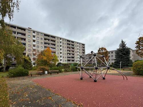 03_Gartenansicht mit Spielplatz - Sanierungsbedürftige 2-Zimmer-Wohnung im Englischen Viertel