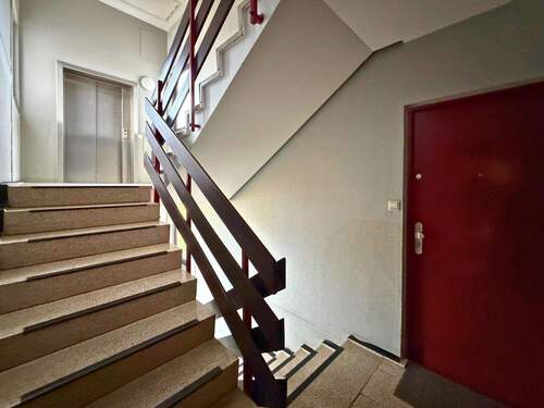 02_Treppenhaus mit Aufzug - 2 Zimmer Etagenwohnung in Berlin