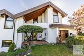 Ansicht - Traumhaftes Einfamilienhaus mit Weitblick, Doppelgarage & großzügigem Büro