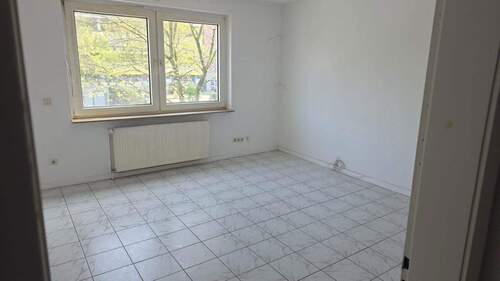 Wohnzimmer/1. grosse Raum - 2 Zimmer Etagenwohnung zur Miete in Essen