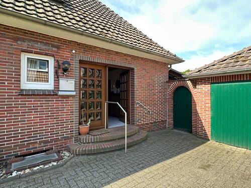 Eingangsbereich - 4 Zimmer Mehrfamilienhaus, Wohnhaus zum Kaufen in Rastede