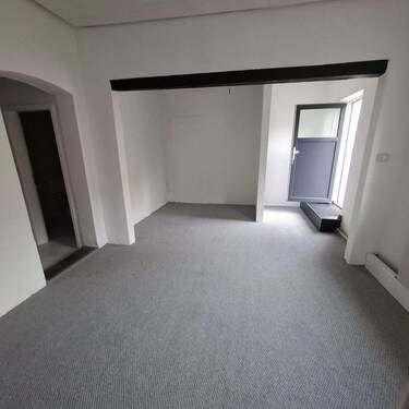 Eingang und Wohnzimmer - Gemütliche 2-Zimmer-Wohnung in Siebenbäumen