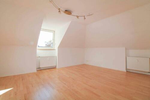 Wohnzimmer - 2 Zimmer Etagenwohnung in München