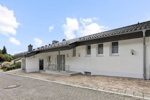 Hauseingang - 1 Zimmer Mehrfamilienhaus, Wohnhaus zum Kaufen in Eppstein