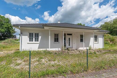 Außenansicht Front - Moderner Bungalow mit viel Potenzial zur individuellen Fertigstellung in ruhiger Lage von Köhlen
