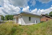 Außenansicht seitlich - 4 Zimmer Bungalow zum Kaufen in Geestland (Köhlen)