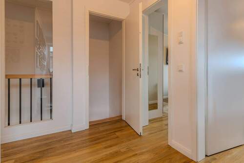 Flur mit Trennwand zum Treppenhaus - 
