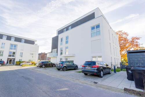 Hausansicht - Etagenwohnung im 1. OG mit Balkon und Außenstellplatz