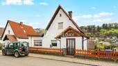 Außenansicht 3 - Charmantes Einfamilienhaus mit 5 Zimmern, Garage und sofortiger Verfügbarkeit