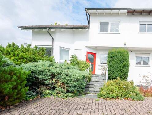 Hausansicht - Außergewöhnliche Doppelhaushälfte mit exklusiven Ausstattungsdetails in Feldrand-Weitblick-Lage