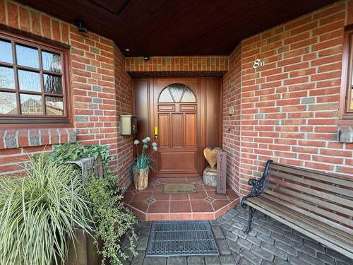 Hausansicht - *** Großzügiges Einfamilienhaus mit Einliegerwohnung und großem Grundstück ***